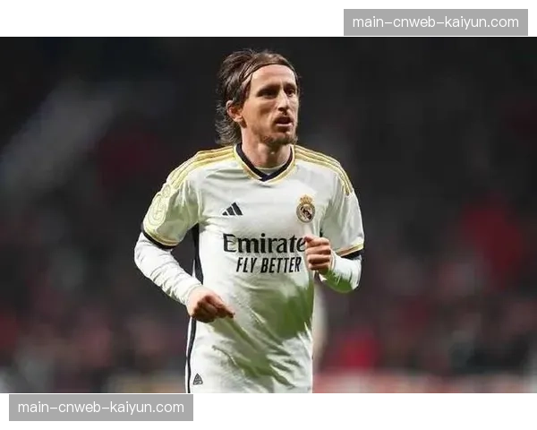 特写：37岁的莫德里奇在替补席指导卡马文加，传承正在进行。