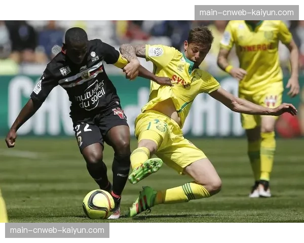 绝平之后：昂热球迷在主场外高歌至深夜的保级信念