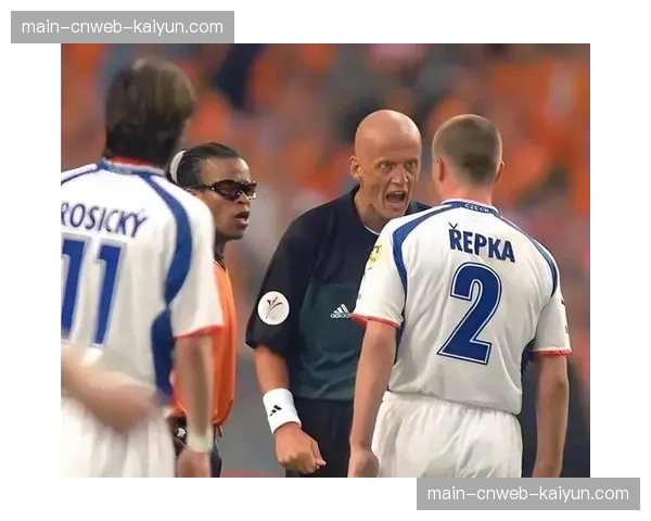 比赛第60分钟，拜仁球员抗议判罚，VAR长时间介入检查点球判罚