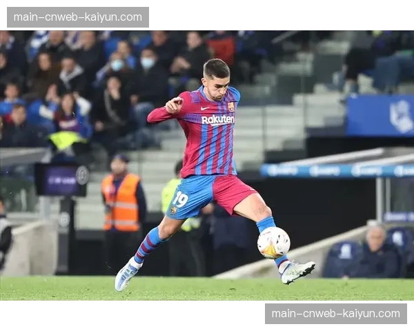 特写：伊蒂哈德球场，瓜迪奥拉赛后长时间凝望积分榜