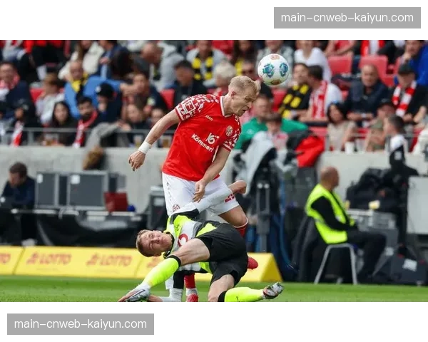 美因茨1-1战平斯图加特，主队凭借一次后场抢断后的简洁配合扳平比分