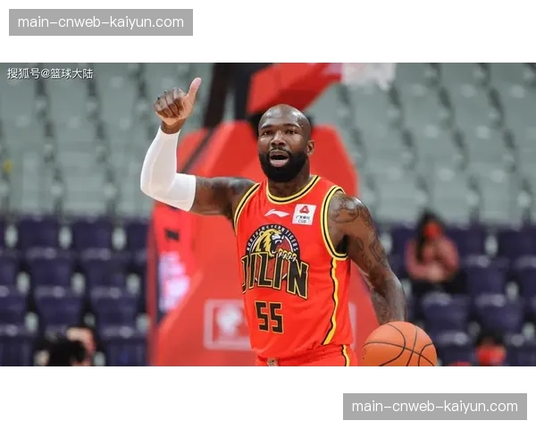 终场哨响,新疆队外援琼斯低头久久未离场 终场哨响,新疆队外援琼斯低头久久未离场