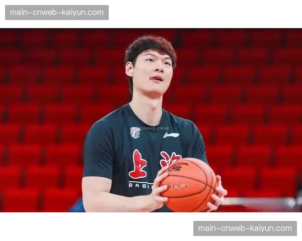 老将王哲林赛季代表作，24分17篮板力压周琦麦基撑起上海内线