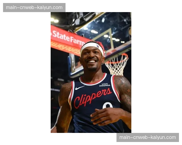 比尔执行球员选项留队，快船后卫伤愈归来备战新赛季